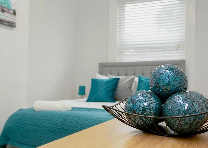 Large Stylish 2Bedroom Flat In Wood Green