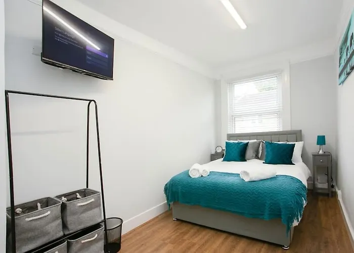 Large Stylish 2Bedroom Flat In Wood Green