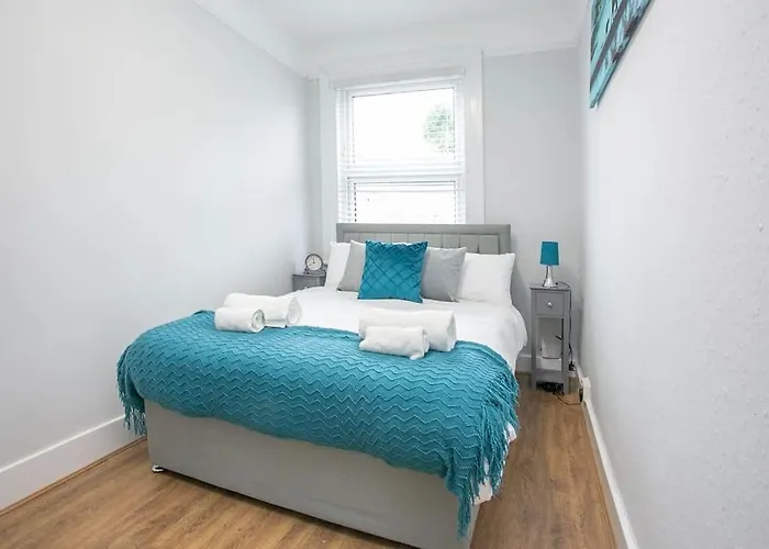 Large Stylish 2Bedroom Flat In Wood Green