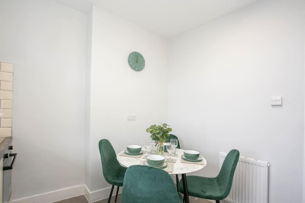 Large Stylish 2bedroom Flat In Wood