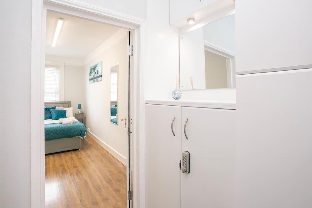 Large Stylish 2bedroom Flat In Wood Apartment *