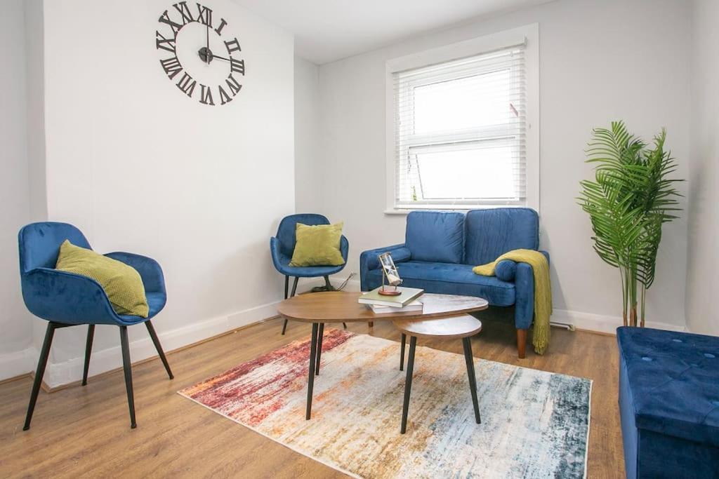 Large Stylish 2bedroom Flat In Wood Apartment