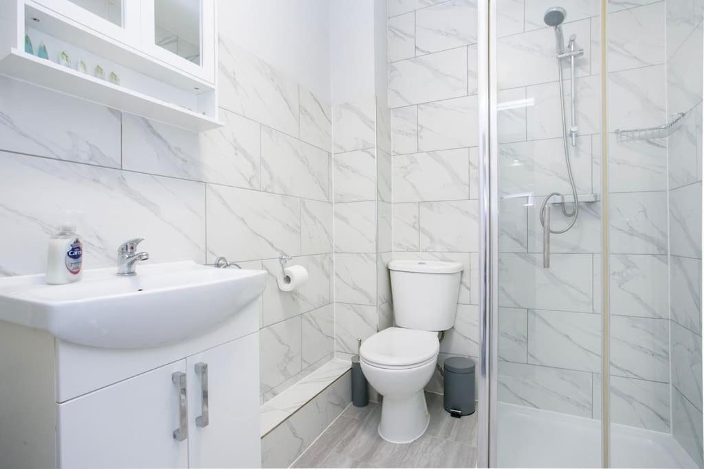 Large Stylish 2bedroom Flat In Wood Apartment *