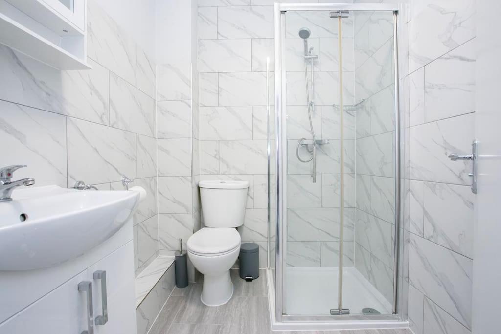 Large Stylish 2bedroom Flat In Wood