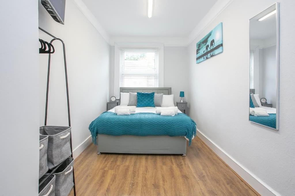 Large Stylish 2bedroom Flat In Wood Apartment London