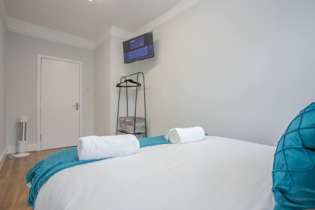 Large Stylish 2bedroom Flat In Wood *