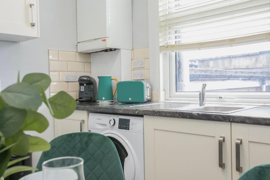 Large Stylish 2bedroom Flat In Wood London
