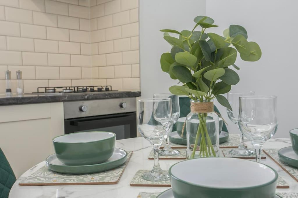Large Stylish 2bedroom Flat In Wood Apartment *