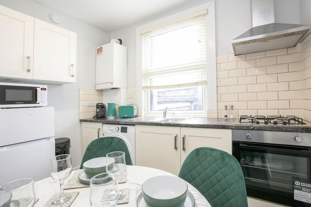 Large Stylish 2bedroom Flat In Wood Apartment