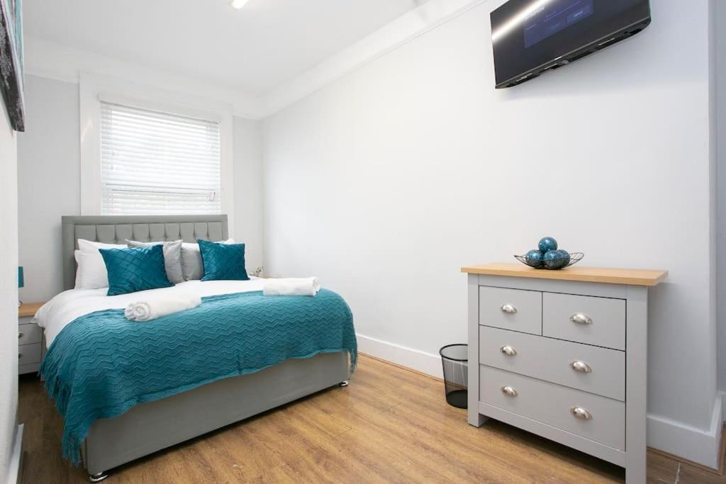 Large Stylish 2bedroom Flat In Wood Apartment *