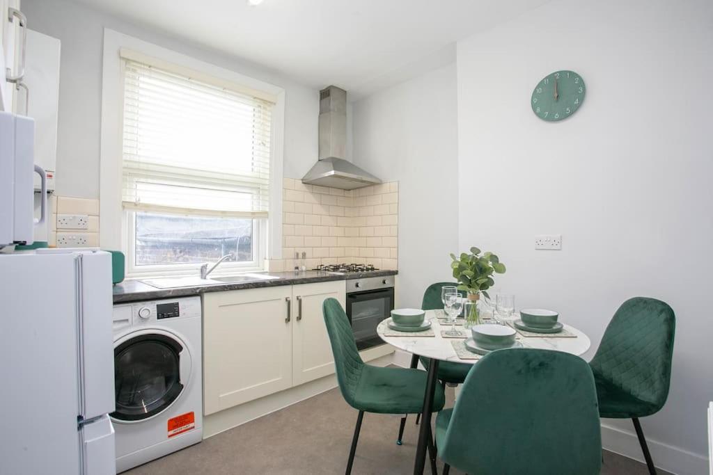 Large Stylish 2bedroom Flat In Wood